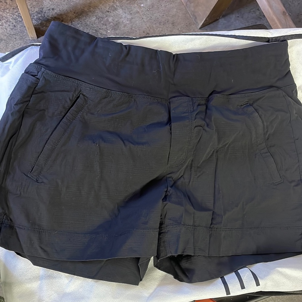 Athleta Women’s Trekkie North Short, Black, Size 10